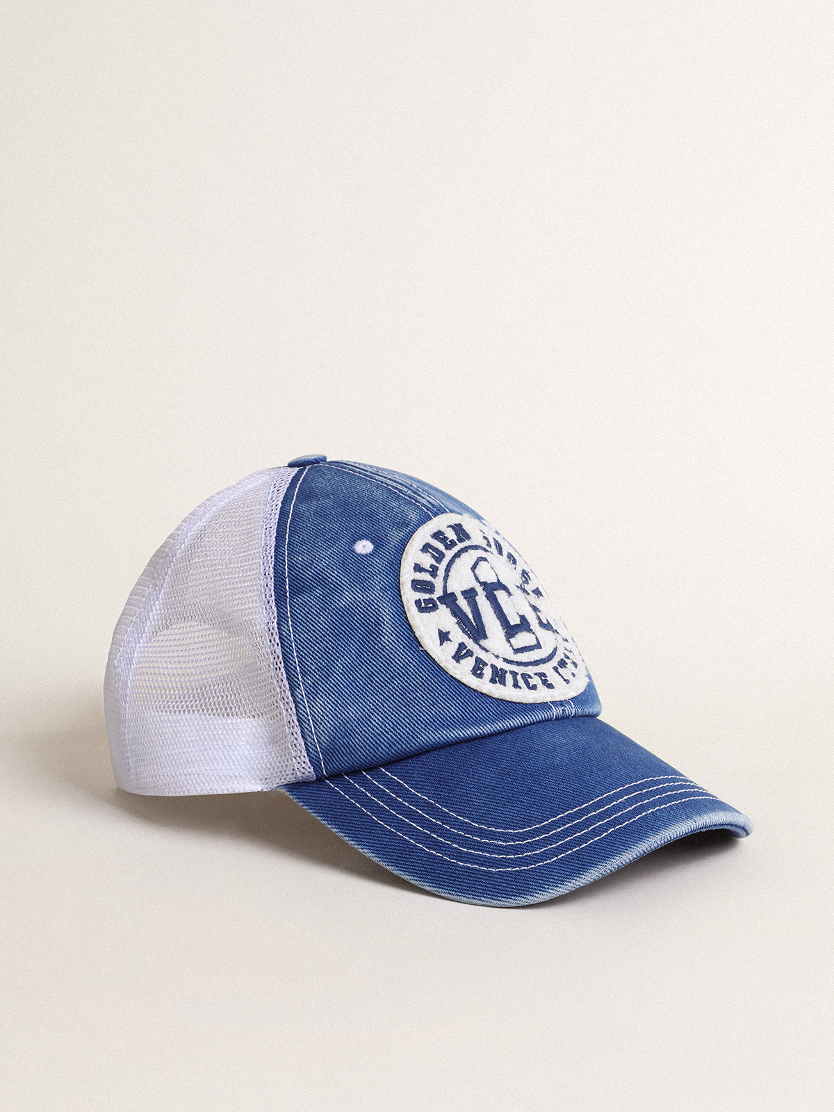 Hat in vintage light blue cotton with white mesh and patch on the front| Golden Goose