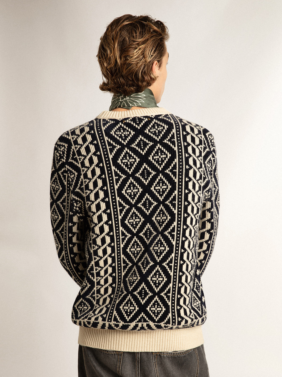 Round-neck sweater with parchment and blue geometric pattern| Golden Goose