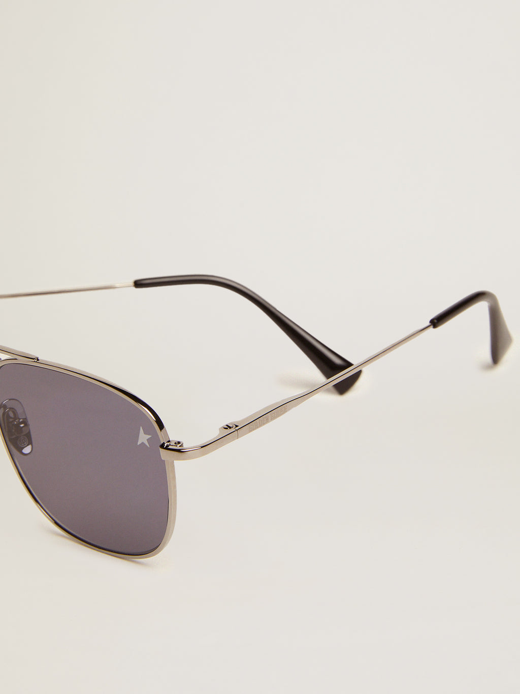 Roger aviator sunglasses with black frame and black lenses| Golden Goose