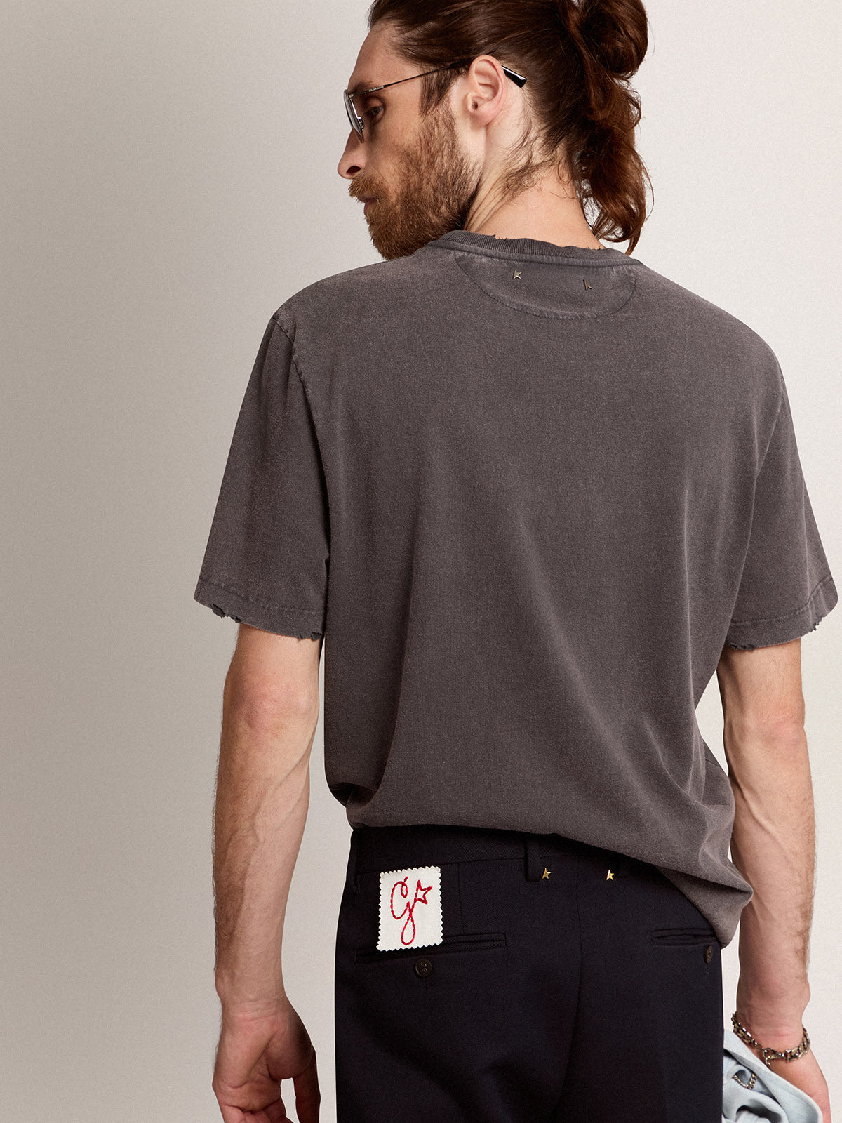Men's anthracite gray T-shirt with distressed treatment| Golden Goose