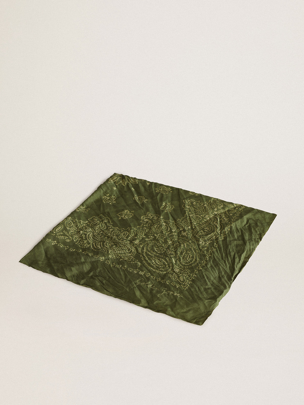 Pesto-colored scarf with dotted paisley pattern| Golden Goose