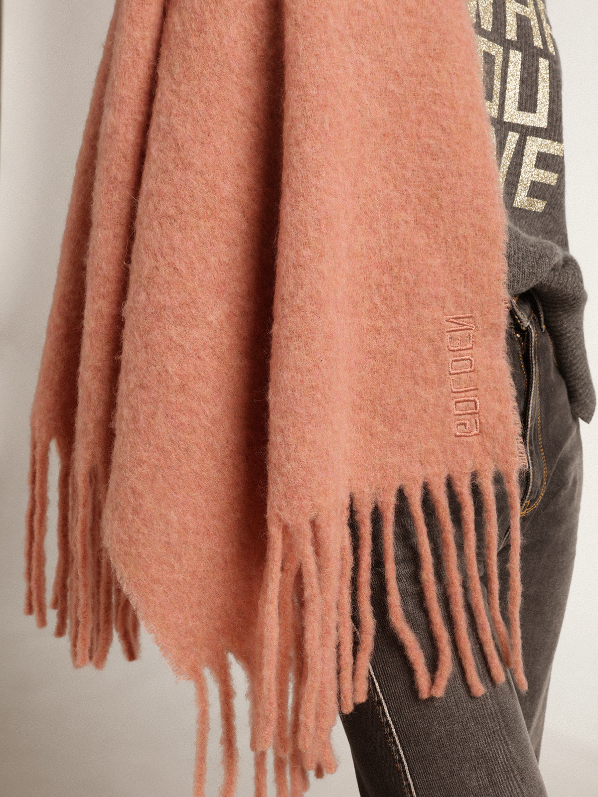 Powder pink wool scarf with fringe and 'Golden' lettering| Golden Goose