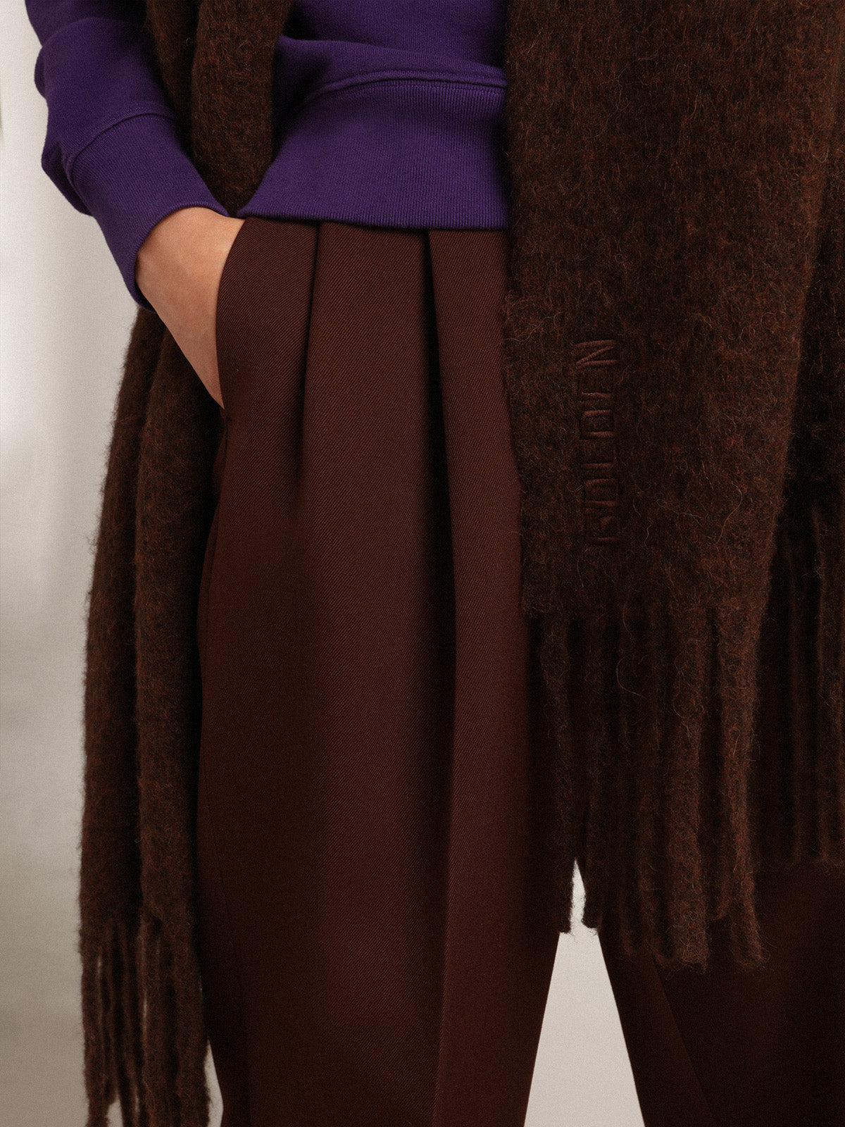 Coffee-colored wool scarf with fringe and 'Golden' lettering| Golden Goose