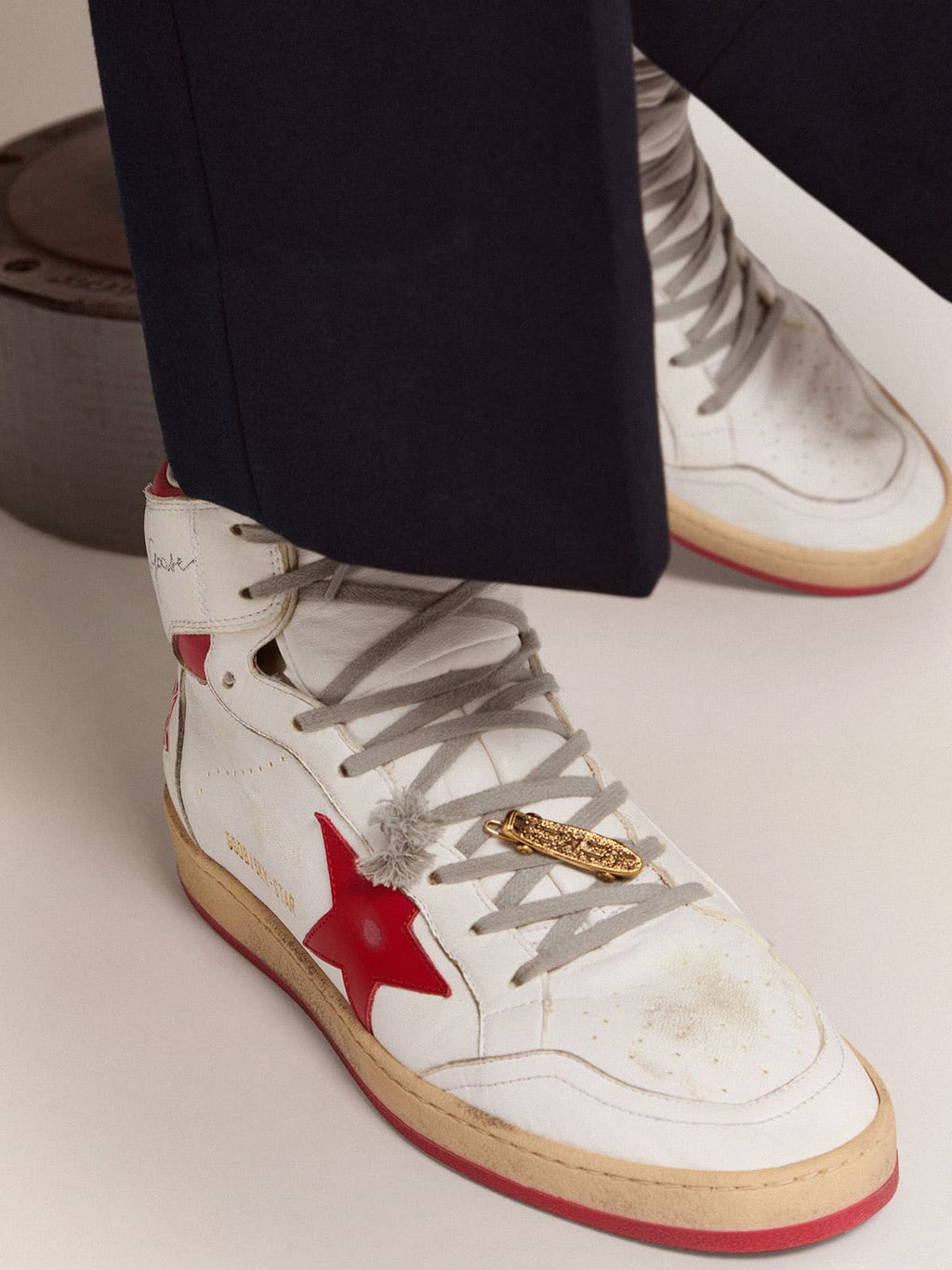 Men's lace accessory in old gold color in the shape of a skateboard| Golden Goose