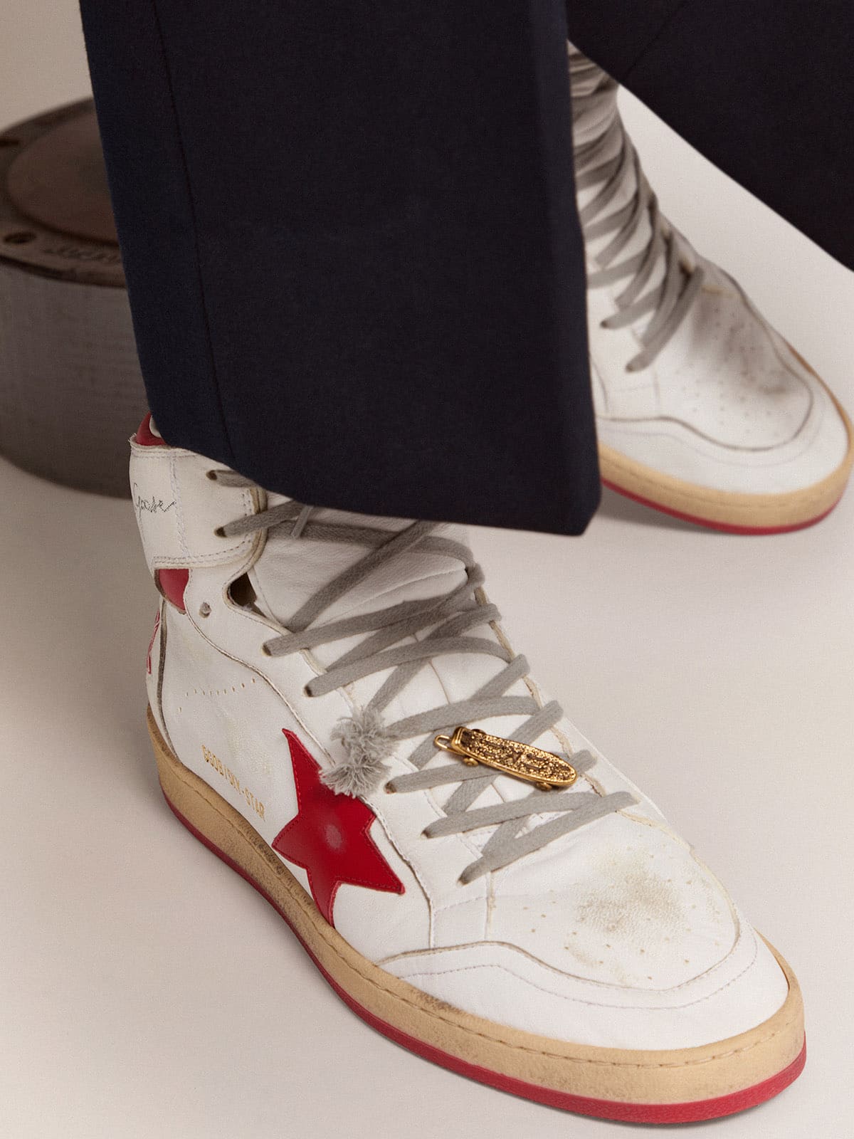 Men's lace accessory in old gold color in the shape of a skateboard| Golden Goose