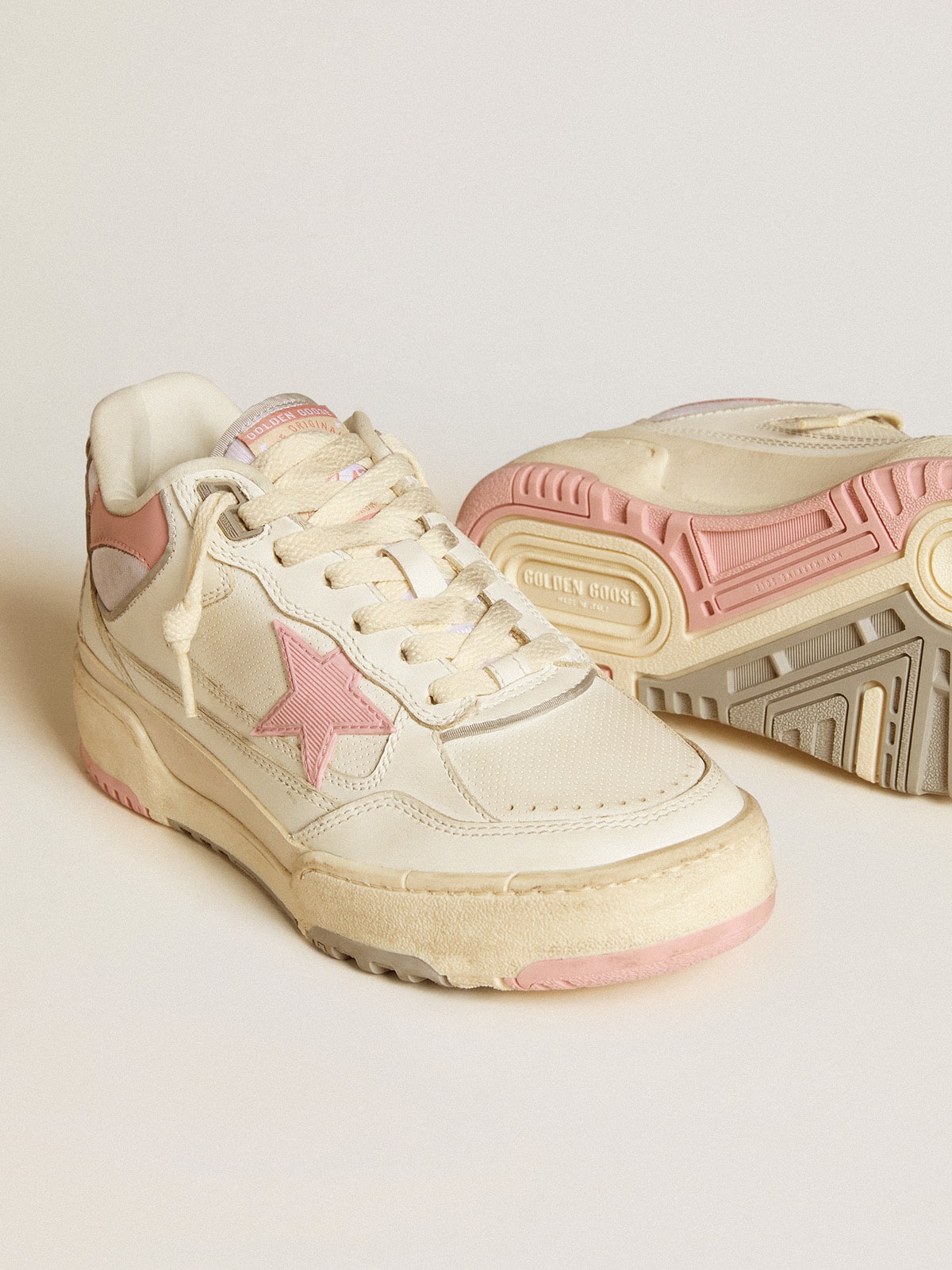 Men's Forty2 with pink star and white leather heel tab| Golden Goose