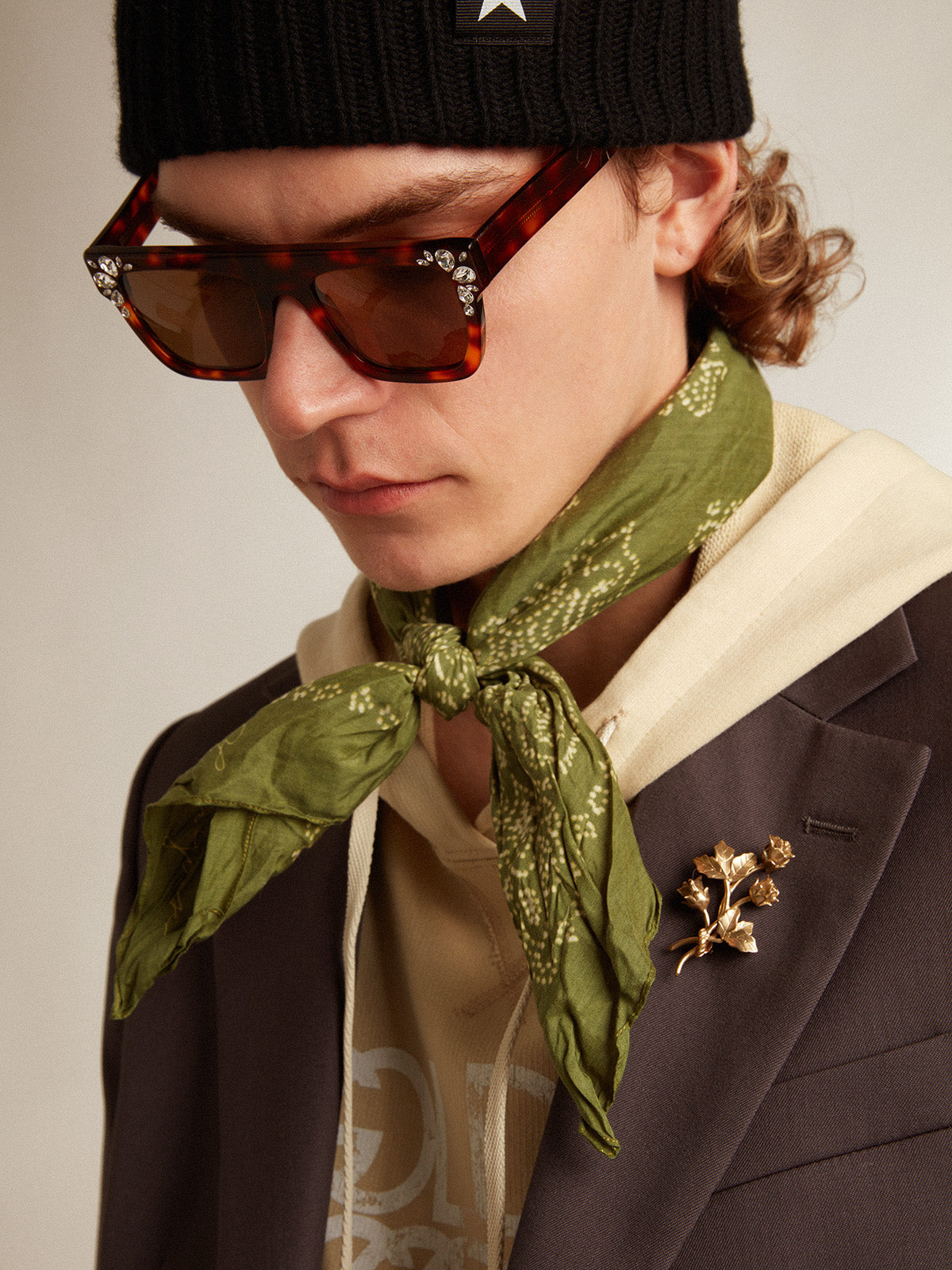 Pesto-colored scarf with dotted paisley pattern| Golden Goose