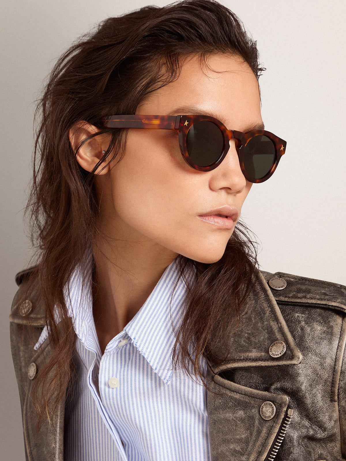 Sunglasses Panthos model with havana frame and gold details| Golden Goose