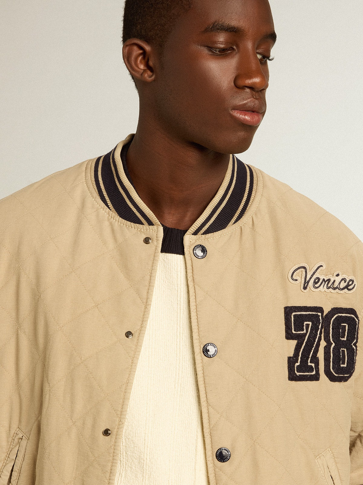 Men's short-sleeved sweater in vintage white with blue rib knit| Golden Goose