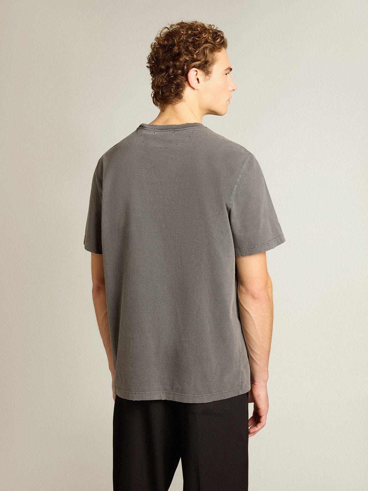 Men's anthracite gray T-shirt with distressed treatment| Golden Goose