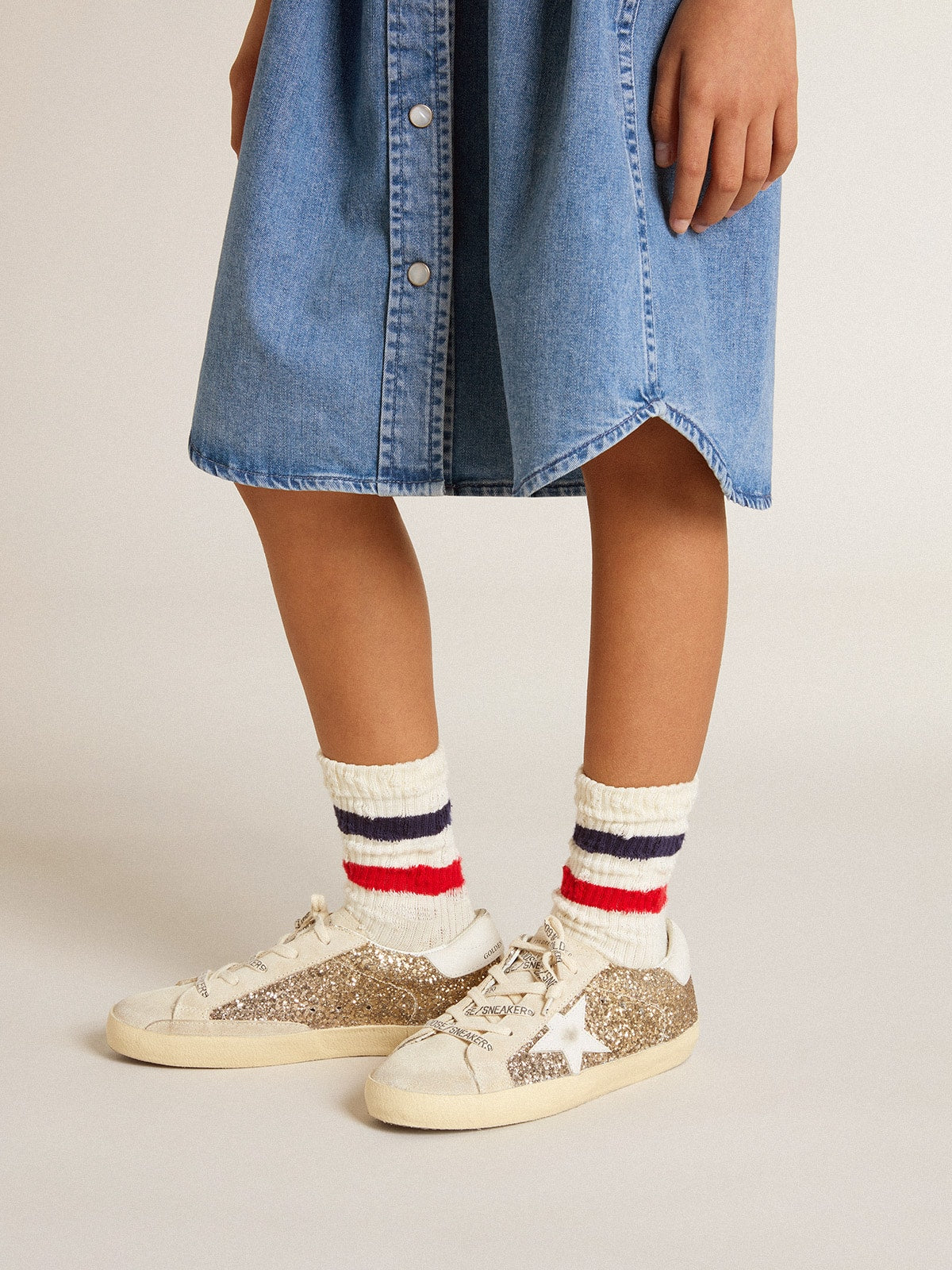 Super-Star Young in gold glitter with white leather star and heel tab| Golden Goose